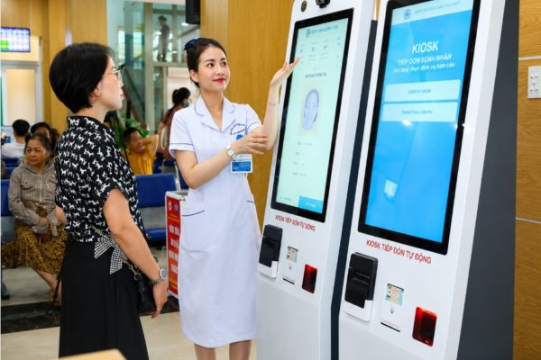Kiosk trong bệnh viện, ngân hàng, trường học – từ thiết bị đến giải pháp vận hành thực tế