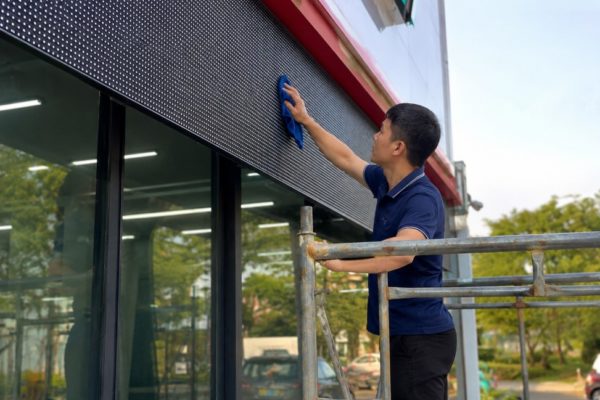 Cách vệ sinh màn hình LED đúng cách – Hướng dẫn chi tiết từ chuyên gia